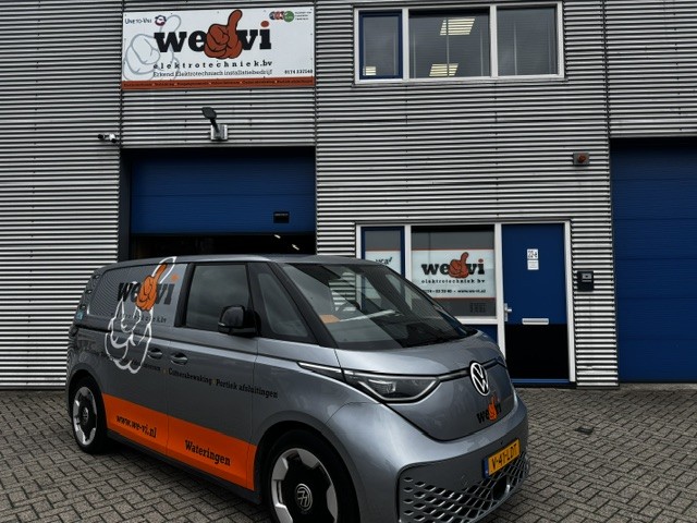 Bedrijfspand en bus van We-vi Elektrotechniek in Wateringen